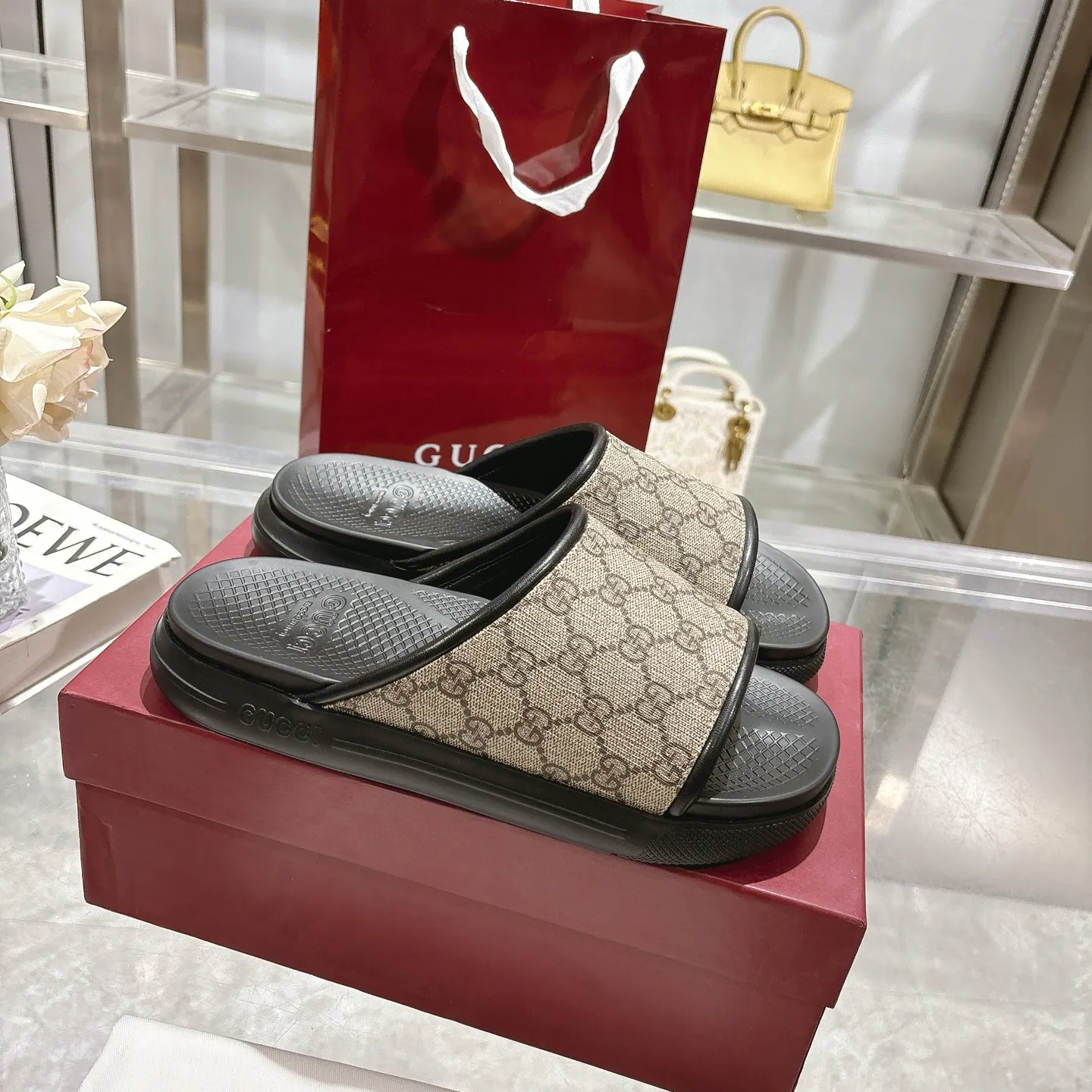 p400🐮🐮New summer men's slip-on slippers. Inspired by the summer spirit and beach clubs of the Italian coast, this piece is part of Gucci Lido. The Pre-Fall collection reinterprets the brand's signature elements and sophisticated patterns in a contemporary way. Made from black rubber, these flat sandals feature a slip-on design that reinterprets the brand's distinctive green and red web design. GG Classic Upper Men's Molded Rubber Footbed Gucci Logo Flat Made in Italy Size: Men's 40 to 47,